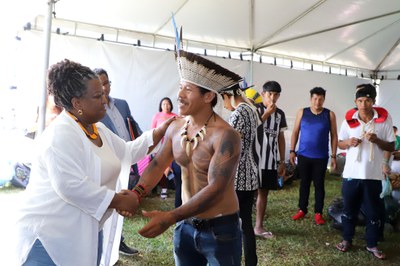 Ministra Macaé Evaristo esteve no ATL para conversar sobre as demandas e contribuições dos povos indígenas (Foto: Clarice Castro/MDHC)