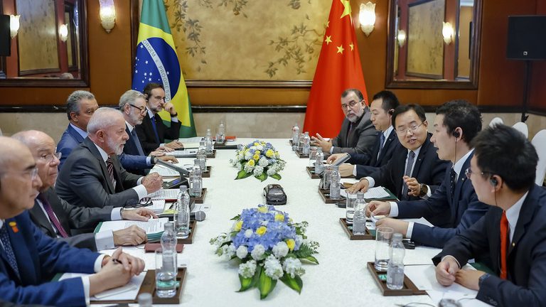 lula_mesa_china.jpg lula_mesa_china.jpg