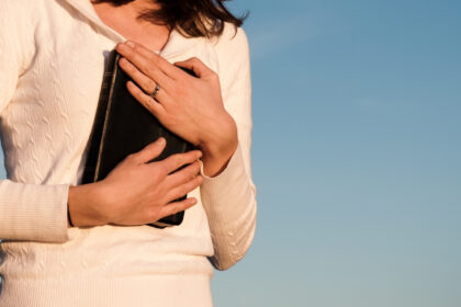 Encontre Paz no Esconderijo do Altíssimo: Um Devocional Inspirado na Canção “Salmo 91 – Escudo e Proteção” de Nádia & Eu