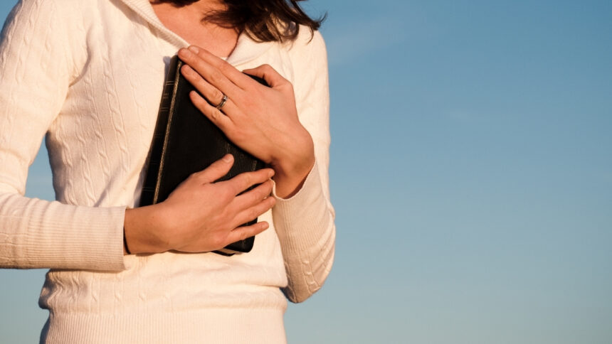 Encontre Paz no Esconderijo do Altíssimo: Um Devocional Inspirado na Canção “Salmo 91 – Escudo e Proteção” de Nádia & Eu