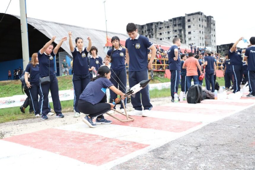 Alunos da Escola Maria Amélia realizam lançamento de foguetes em busca de índice para Olimpíada