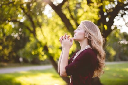 “SALMO 23 – O SENHOR É MEU PASTOR” de Nadia & Eu: Uma Canção que Abraça a Alma Feminina e Nos Ensina a Confiar