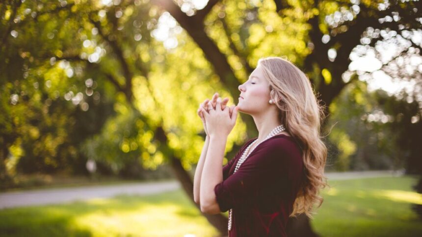 “SALMO 23 – O SENHOR É MEU PASTOR” de Nadia & Eu: Uma Canção que Abraça a Alma Feminina e Nos Ensina a Confiar