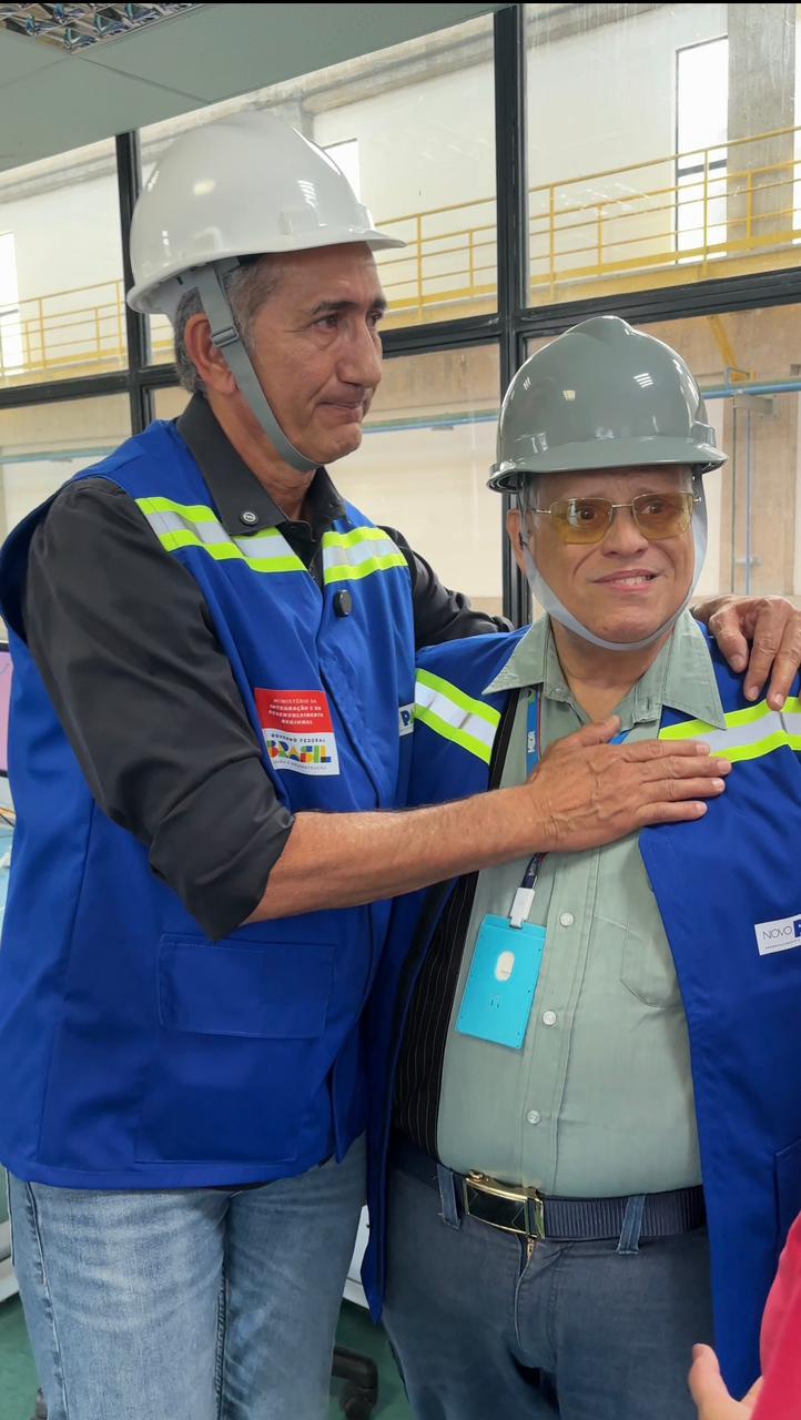 Ministro Waldez Góes e Arthur Braga, analista de infraestrutura da EBI-1, em Cabrobó (PE). (Foto: Yasmin Fonseca/MIDR)