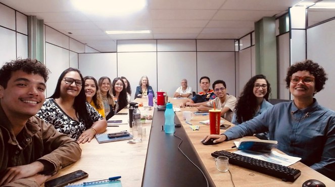 Na imagem pessoas reunidas discutindo eventos climáticos extremos em Betim, MG. 