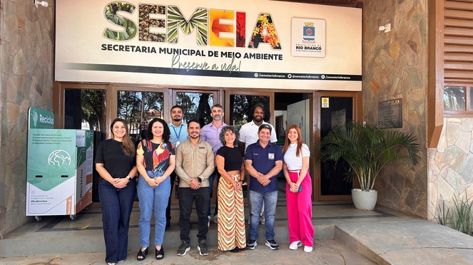 Na imagem pessoas discutem sobre clima e meio ambiente em Rio Branco, AC. 