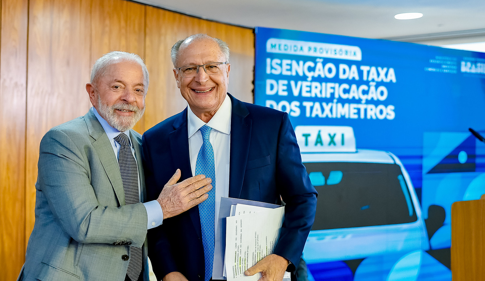 14.07.2025 - Assinatura de Medida Provisória que concede isenção da taxa de serviço metrológico para verificação de taxímetros