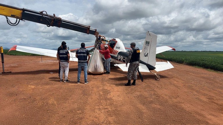 Agentes da Força Nacional e da Agência Nacional de Aviação Civil (ANAC) inspecionam aeronave agrícola durante fiscalização. Foto: Casa de Governo