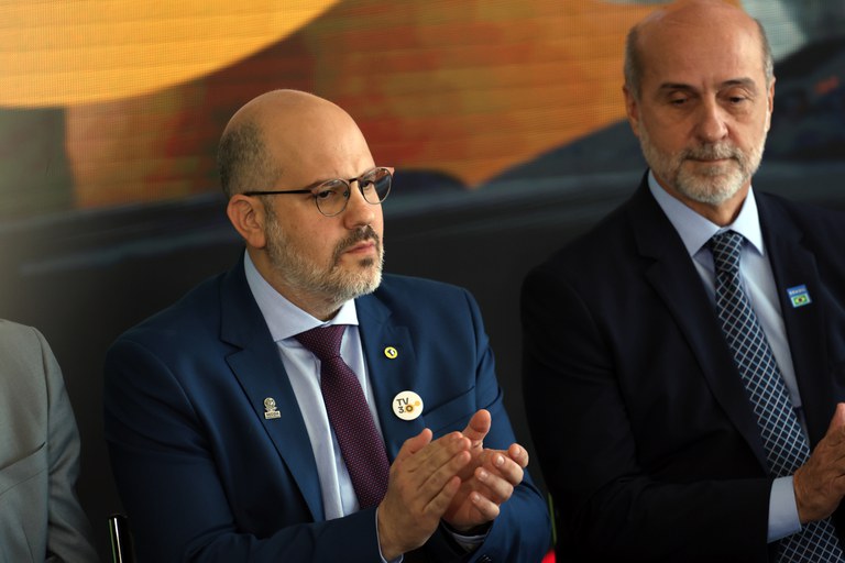 O presidente da EBC, André Basbaum, durante cerimônia de assinatura do decreto que regulamenta a TV 3.0 no no Palácio do Planalto. Foto: José Cruz/Agência Brasil O presidente da EBC, André Basbaum, durante cerimônia de assinatura do decreto que regulamenta a TV 3.0 no no Palácio do Planalto. Foto: José Cruz/Agência Brasil