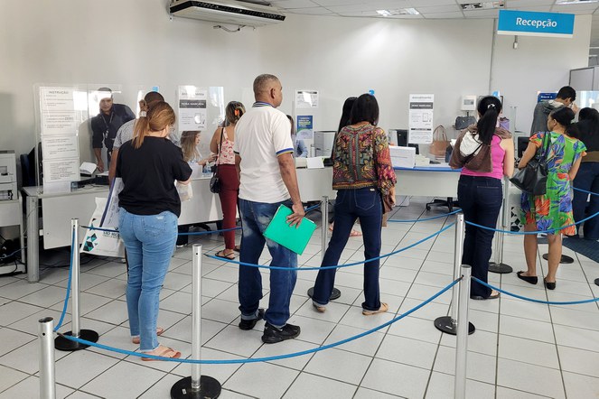 Descrição da imagem: Segurados do INSS buscam mutirão de atendimentos, em Montes Claros (MG). Foto: Gabriel Dias.