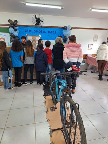 Alunos participando de uma dinâmica