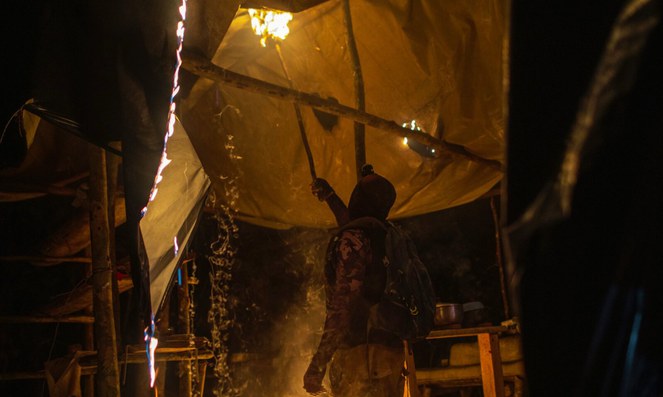 Agente do ICMBio incendeia estrutura utilizada por garimpeiros durante operação de combate ao garimpo ilegal em unidade de conservação no entorno da Terra Indígena Yanomami (Foto: Bruno Mancinelle | Casa de Governo)