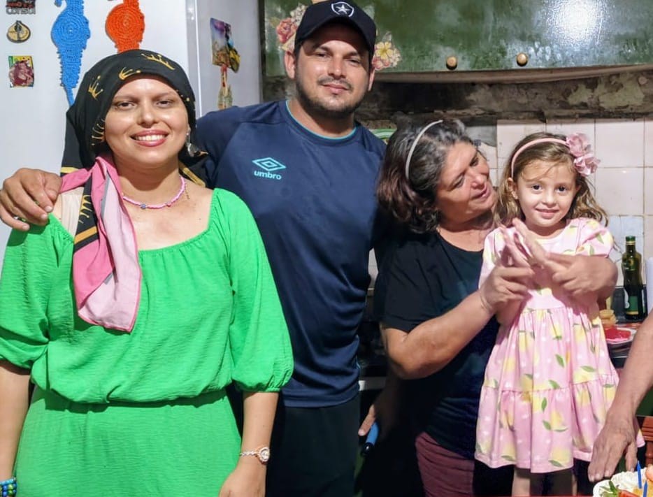 Dona Joelma (com a neta) acompanhada da família