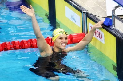 Carol Santiago comemora na piscina após conquistar a medalha de ouro no Mundial. Foto: Wander Roberto/CPB