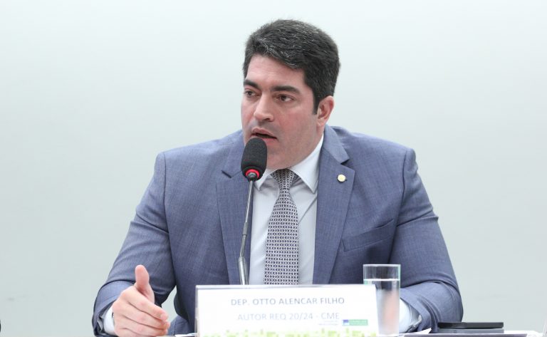 Comissão aprova proibição do horário de verão em todo o país