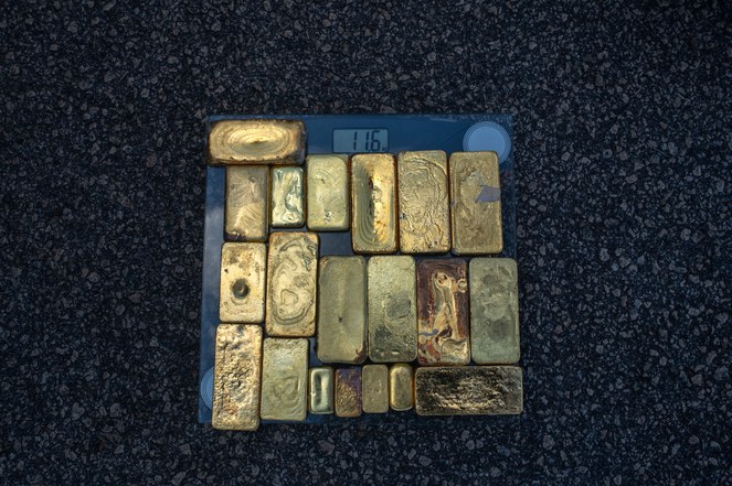 Barras de ouro apreendidas pela PRF são pesadas durante fiscalização na BR-174, em Boa Vista. O material, dividido em 20 unidades, foi avaliado em cerca de R$ 8 milhões | Foto: Bruno Mancinelle / Casa de Governo