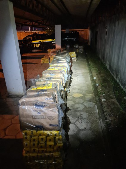 Fardos com alimentos também foram encontrados durante a ação, além de tonéis e garrotes com combustível | Foto: PRF