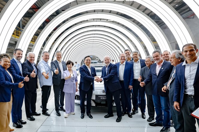 Presidente Lula, ministros e executivos da BYD visitaram a linha de montagem de veículos no Polo Petroquímico de Camaçari | Foto: Ricardo Stuckert / PR