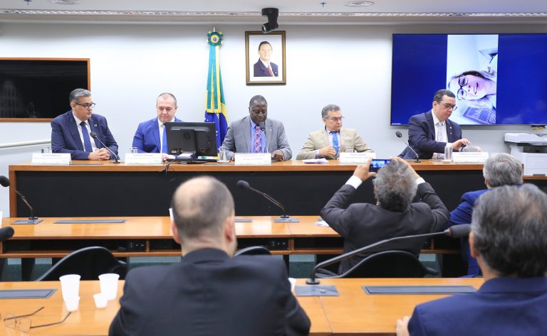 Deputados pedem explicações ao Ministério da Saúde sobre denúncias contra o programa Mais Médicos