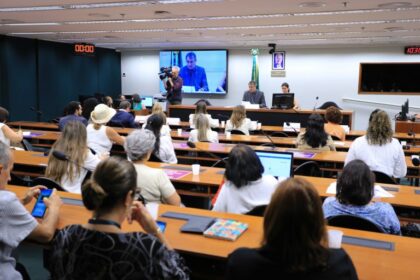 Especialistas defendem criação de política nacional para atenção à mulher na menopausa