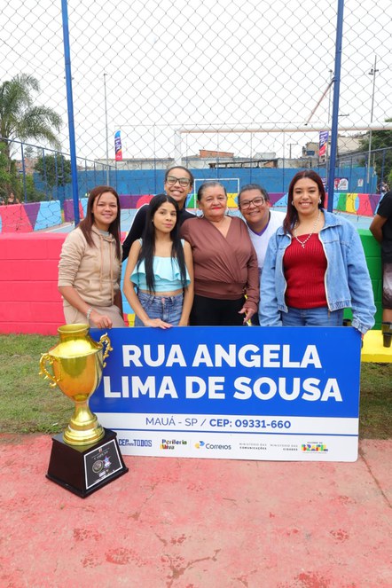 Na imagem moradores de comunidade de São Paulo posam para foto ao lado de placa de CEP Rosangela Lima de Sousa, que ganhou placa através do projeto CEP PARA TODOS